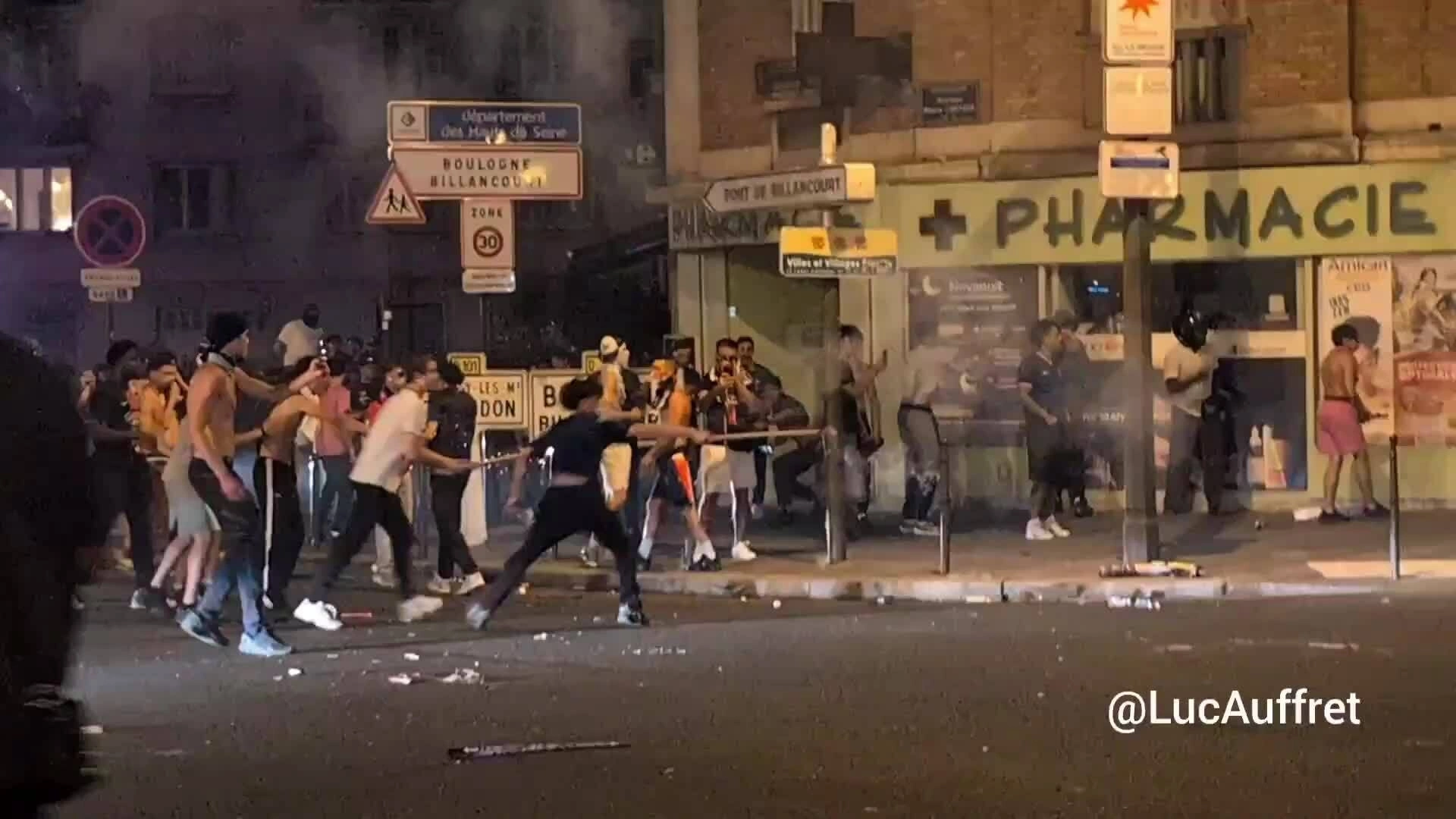 CĐV PSG hỗn chiến với cảnh sát tại Paris