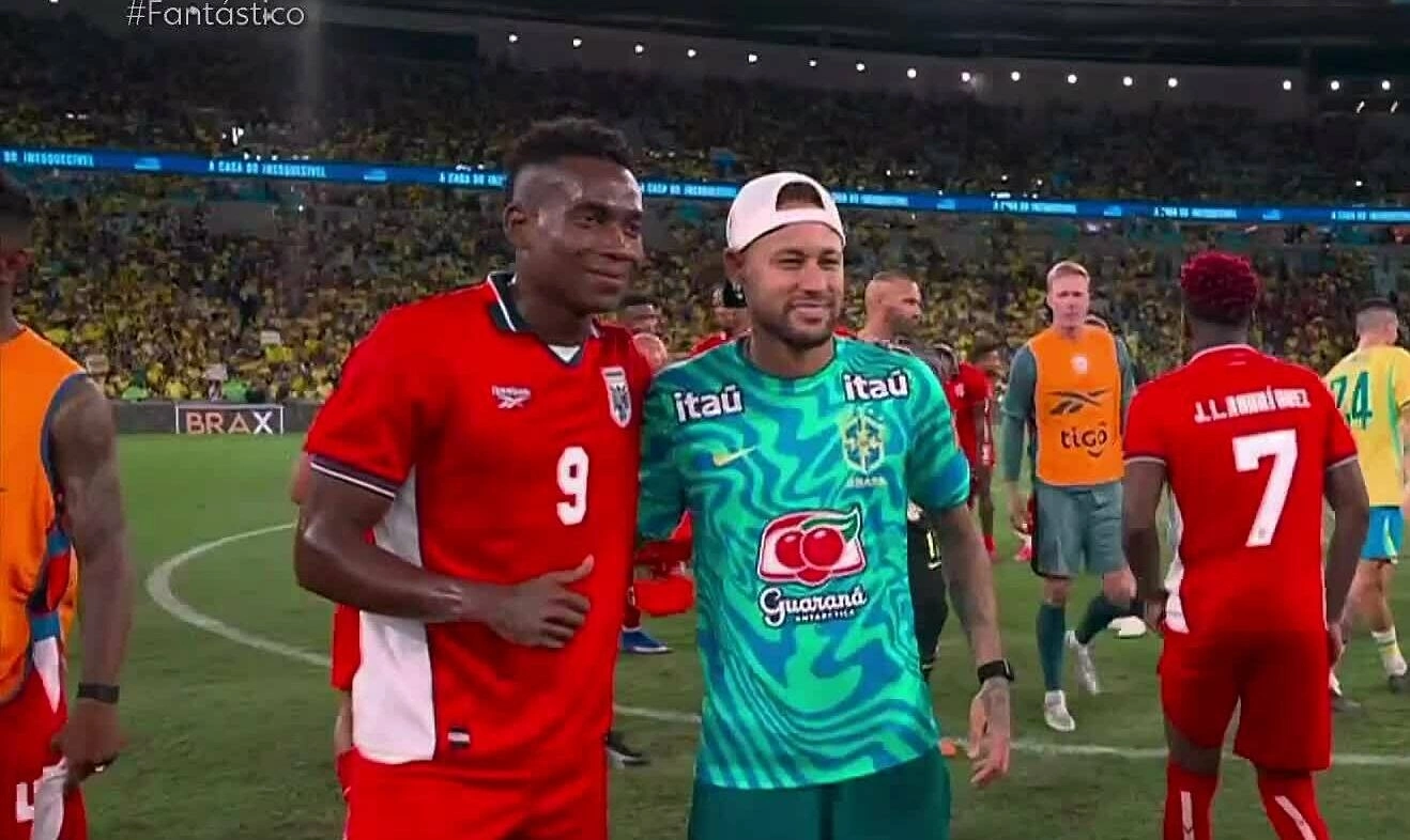 Neymar được toàn bộ đối thủ xin chụp ảnh dù không thi đấu