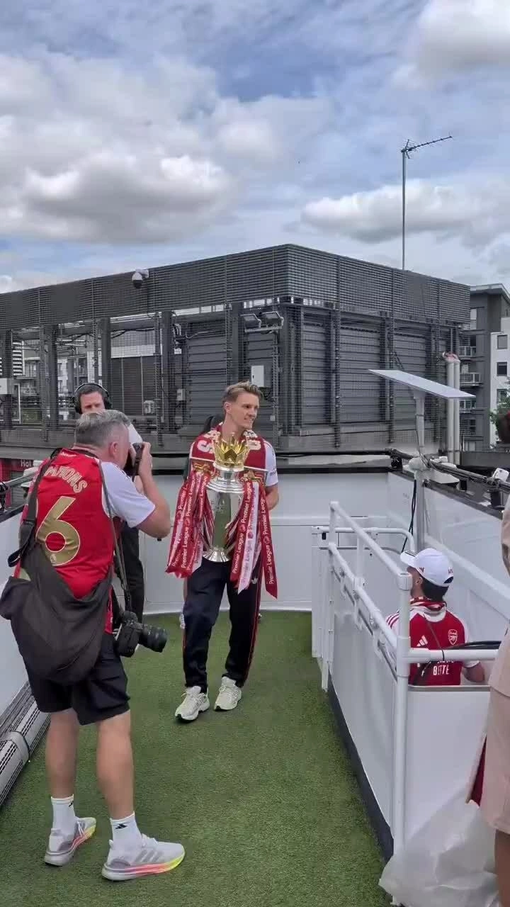 Odegaard nâng Cup vô địch Ngoại hạng Anh