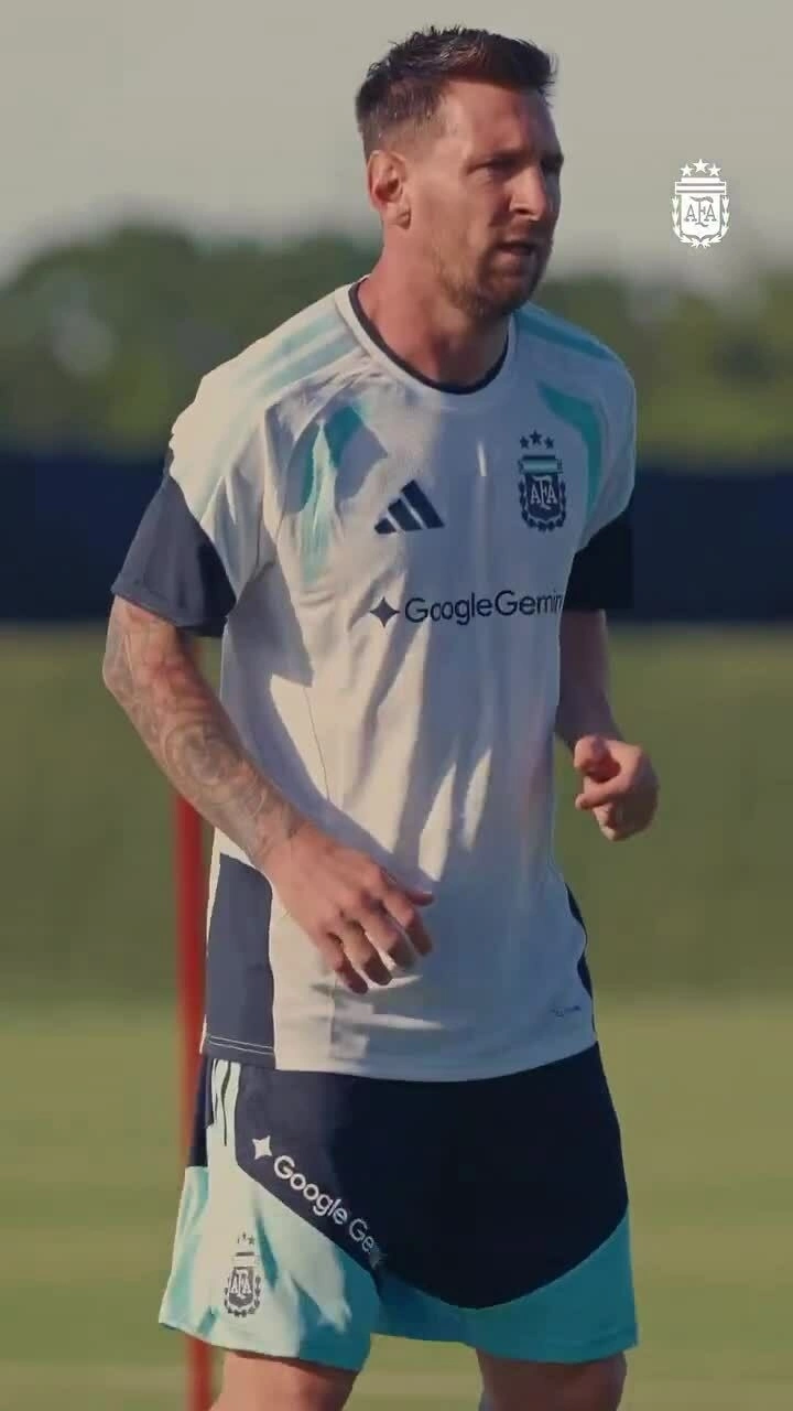 Lionel Messi tham gia buổi tập của Argentina ngày 2/6 Lionel Messi tham gia buổi tập của Argentina ngày 2/6