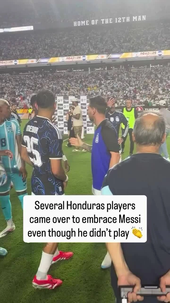 Cầu thủ Honduras chào hỏi Messi sau trận