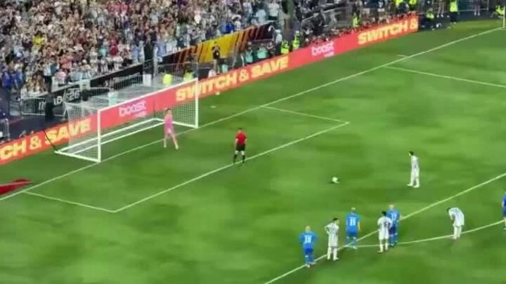 Bàn thắng của Messi vào lưới Iceland