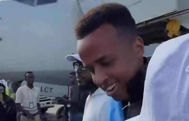 Trọng tài World Cup bị Mỹ cấm nhập cảnh được chào đón như người hùng khi trở về Somalia