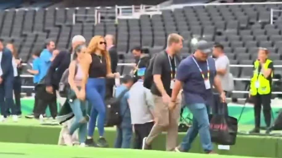 Shakira xuất hiện trên sân Azteca