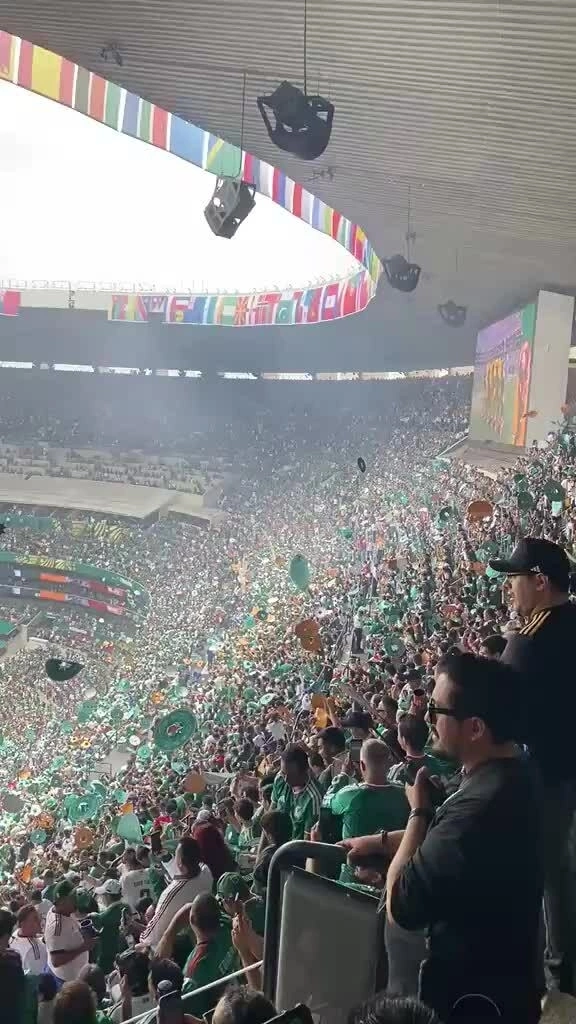 CĐV Mexico đồng loạt ném những chiếc mũ sombrero ngày khai màn