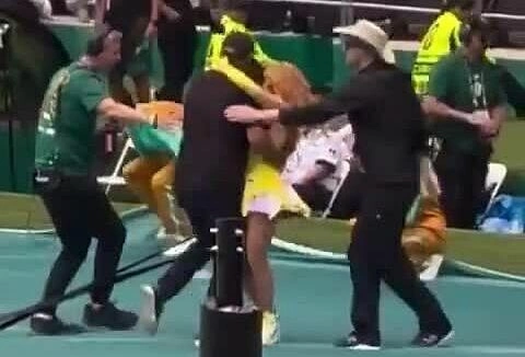Shakira nhảy múa cùng anh trai, Tonino Mebarak, tại lễ khai mạc World Cup 2026