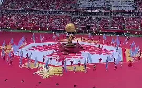 Cup khổng lồ bị 'xì hơi' ở lễ khai mạc World Cup