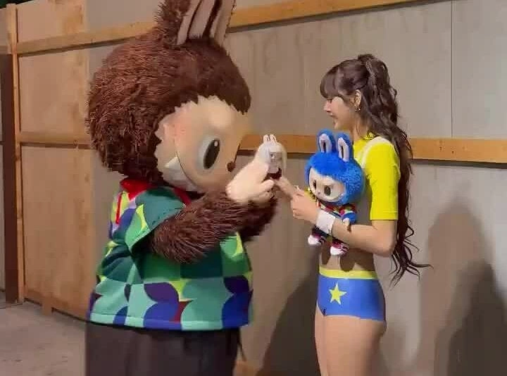 Lisa giao lưu với linh vật labubu tại World Cup 2026