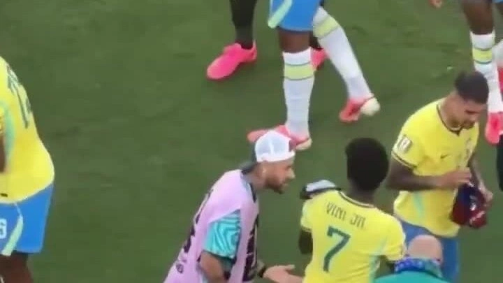 Neymar chỉ đạo Vinicius và Bruno Guimaraes