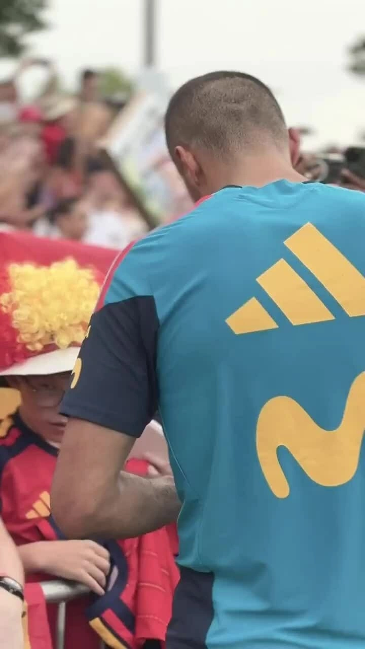 Tuyển Tây Ban Nha ký tặng người hâm mộ trước World Cup 2026