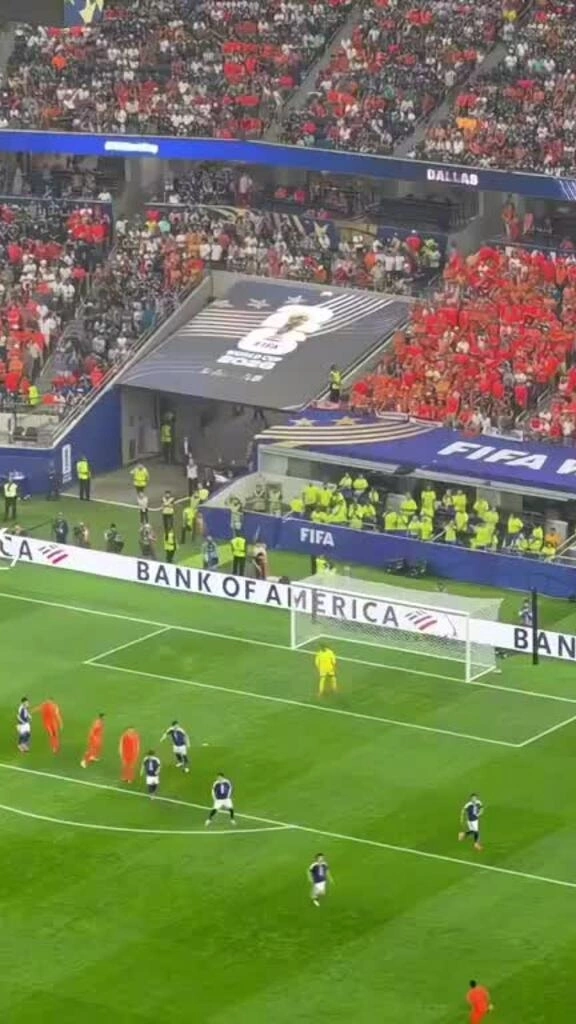Van Dijk ghi bàn vào lưới Nhật Bản