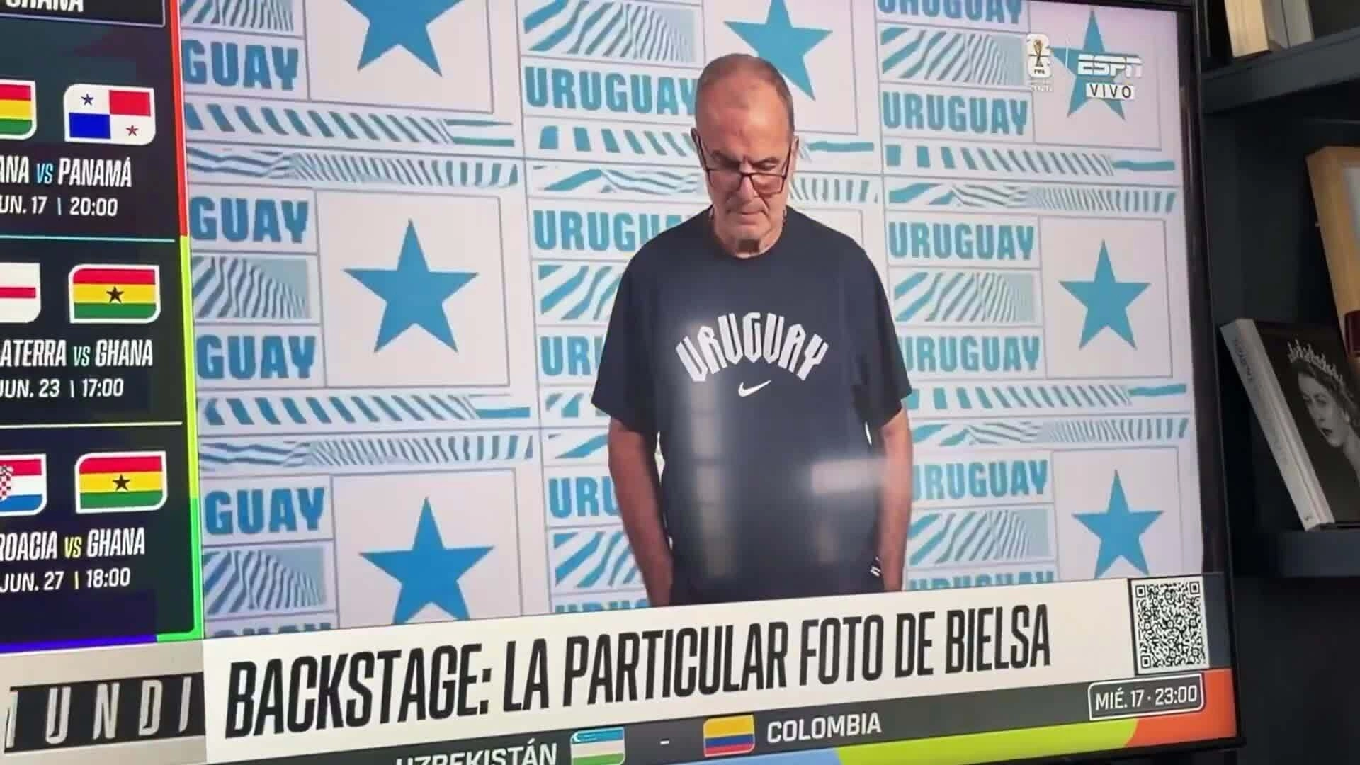 HLV Marcelo Bielsa của Uruguay cúi đầu