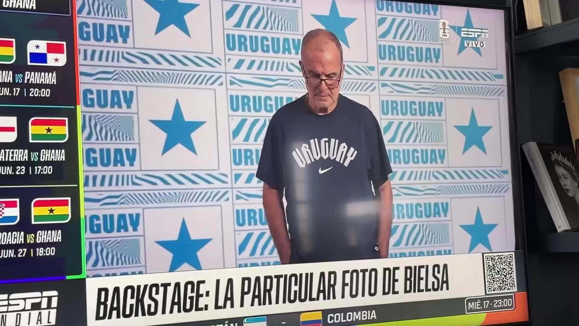 Vì sao HLV tuyển Uruguay cúi mặt không chịu chụp ảnh World Cup 2026?