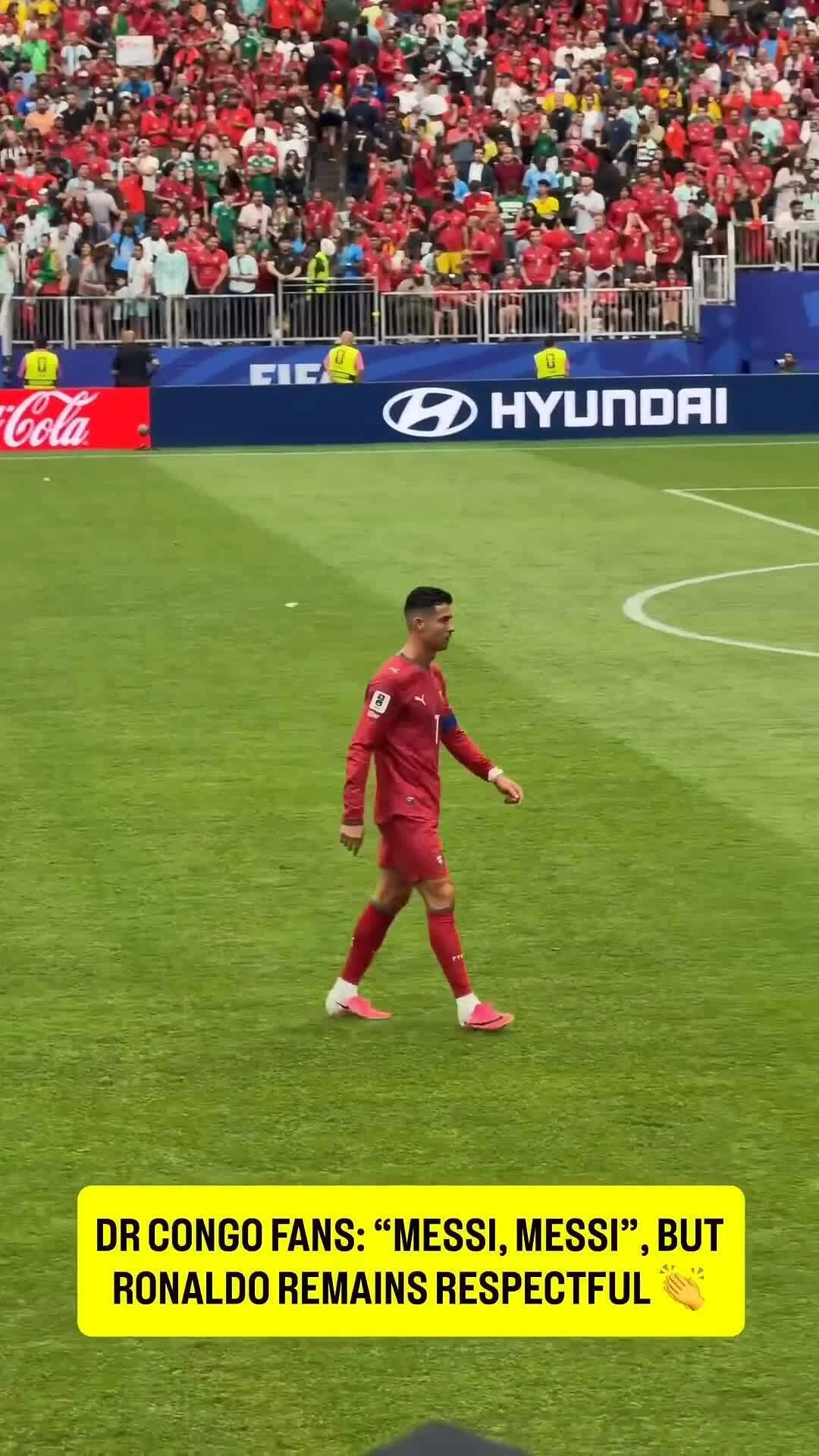 CĐV Congo hô tên Messi khi Ronaldo về phòng thay đồ