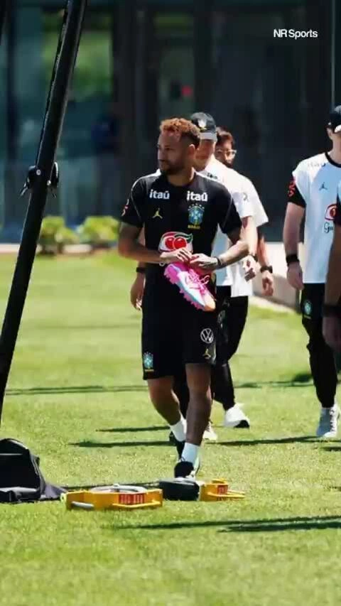 Neymar tập với bóng ngày 16/6