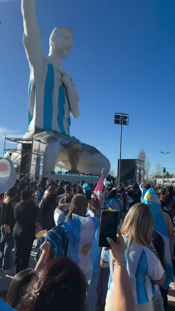 Argentina khánh thành tượng Messi cao 26 m