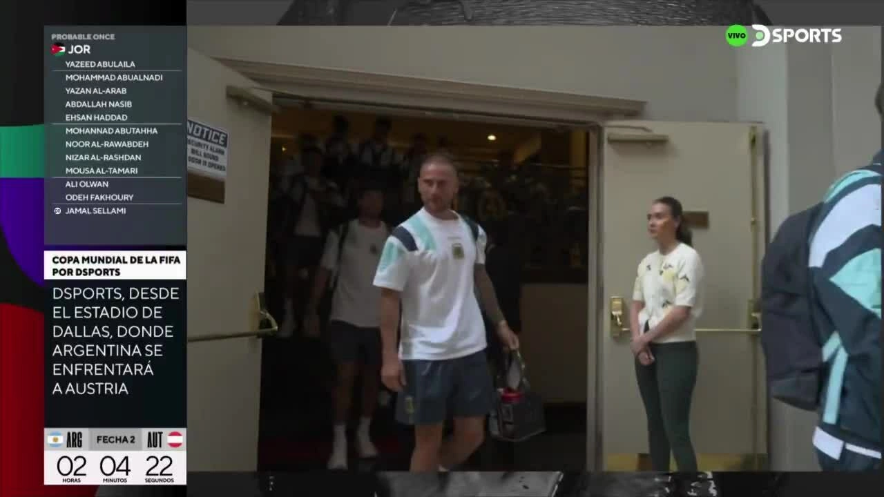 Messi tiến vào sân