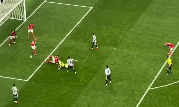 Bàn thắng thứ hai của Messi nhìn từ khán đài