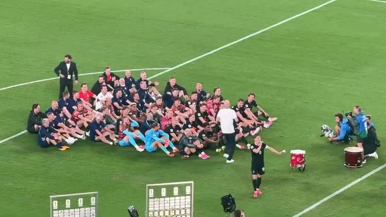 Cầu thủ Na Uy 'chèo thuyền' cùng CĐV mừng vượt qua vòng bảng World Cup