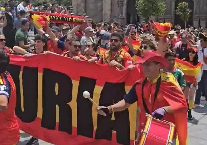 CĐV Tây Ban Nha diễu hành ở Guadalajara