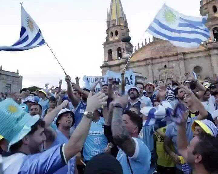 CĐV Uruguay hâm nóng trận đấu