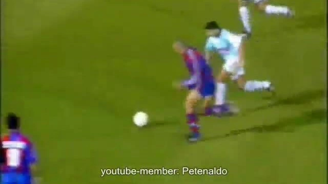 Ronaldo với phong cách xộc thẳng vào hàng thủ đối phương thời trẻ