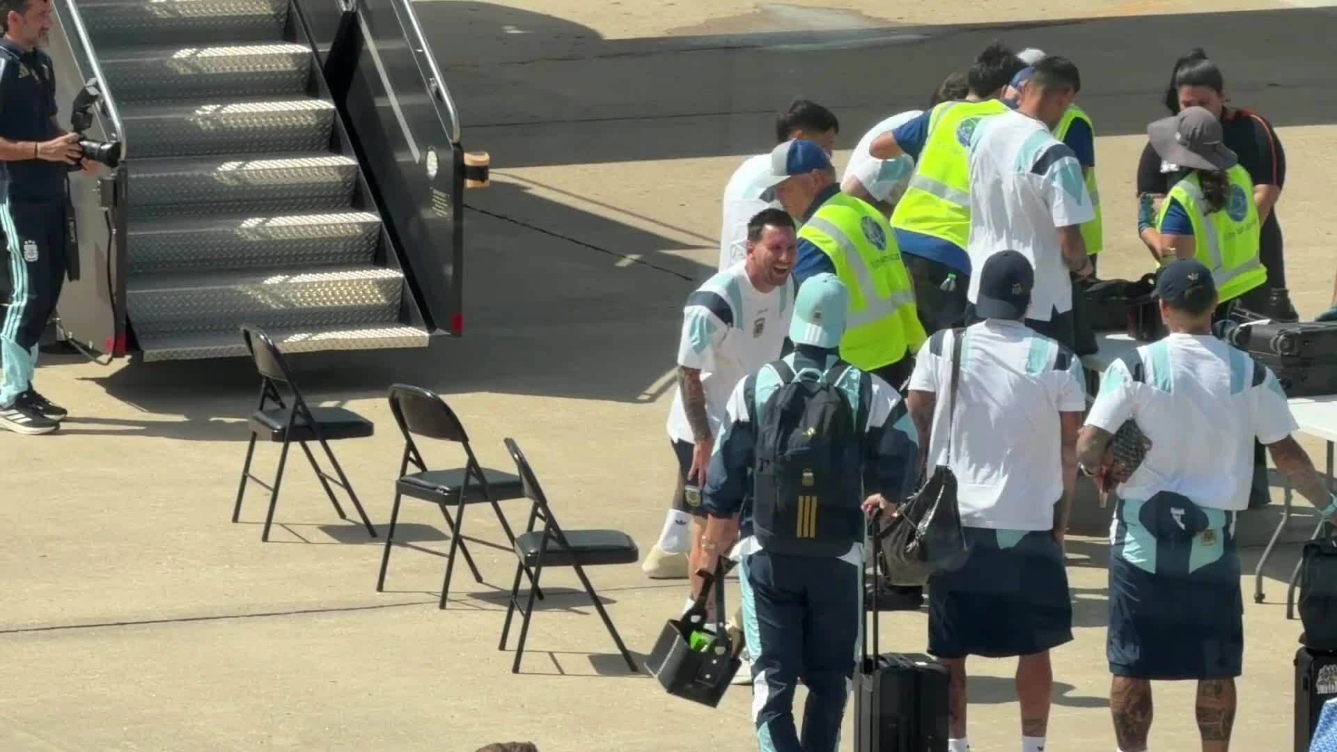 Messi cười lớn khi đồng đội bị thu đồ ở sân bay