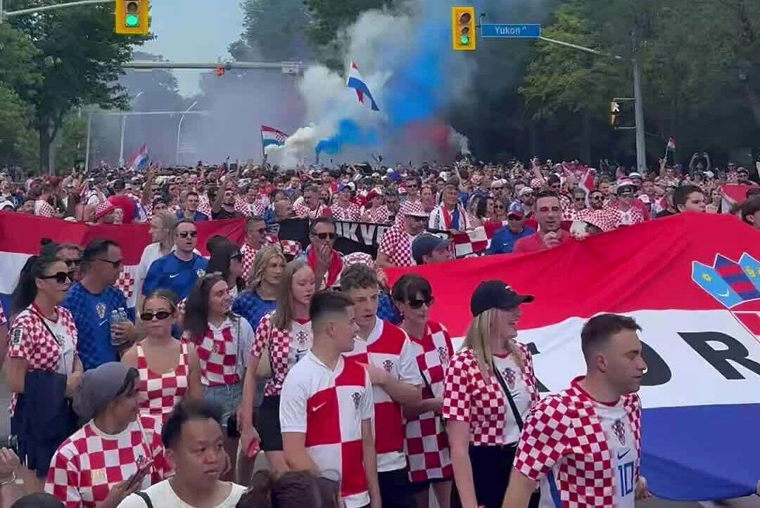 CĐV Croatia diễu hành ở đại lộ Lake Shore