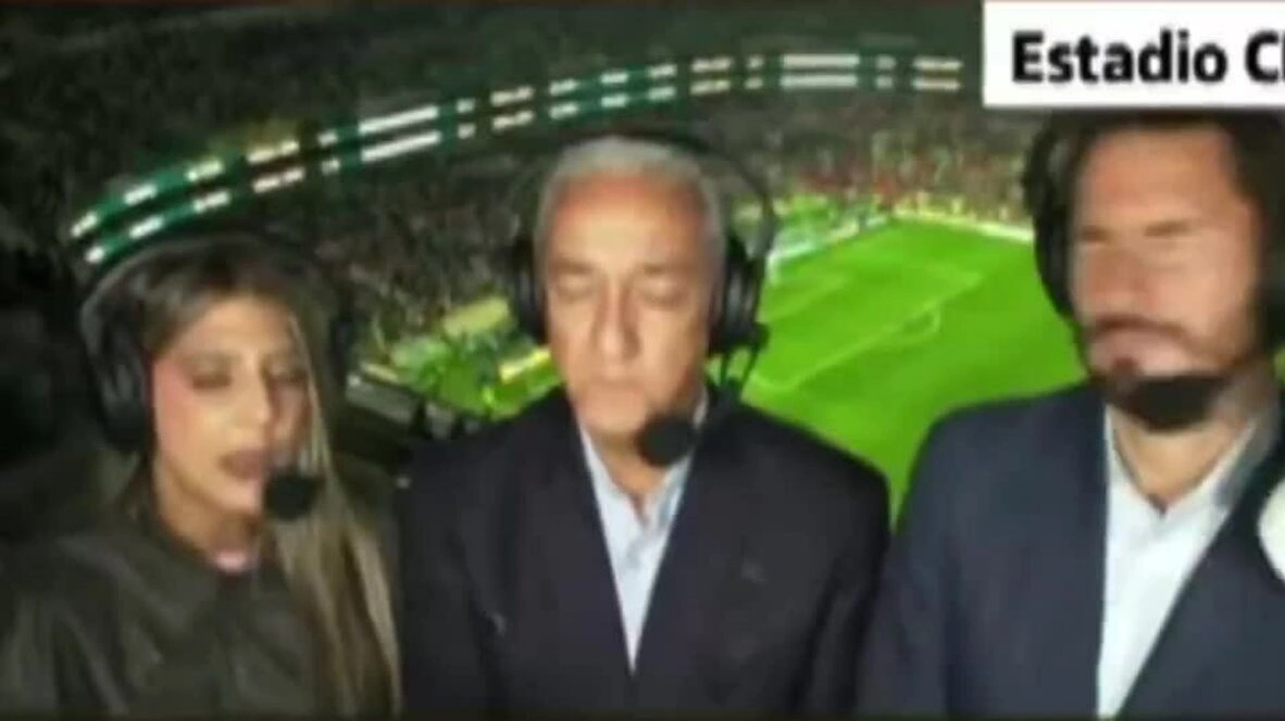 CĐV Mexico ném cốc vào mặt nhà báo Ecuador