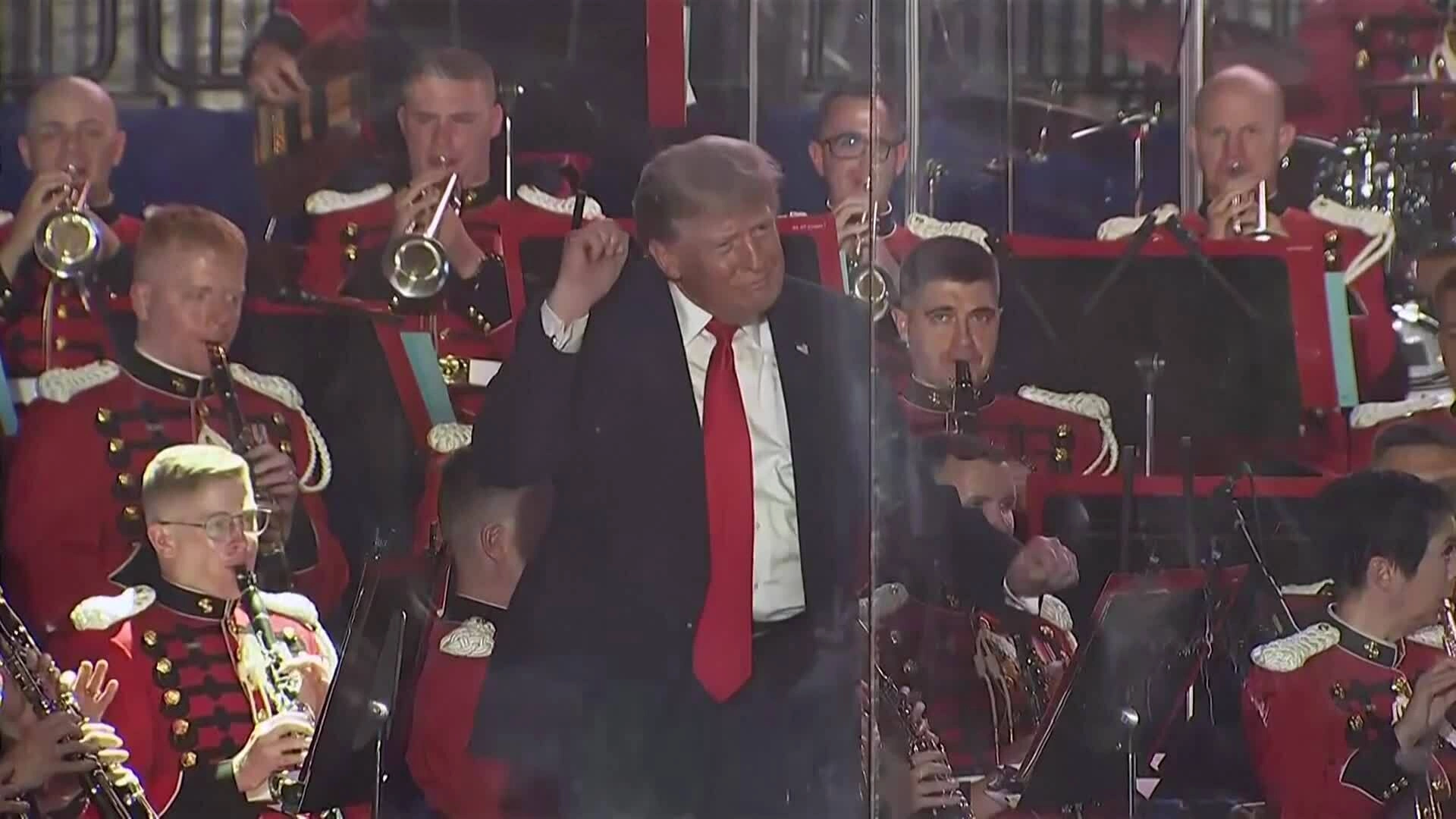 Tổng thống Mỹ Donald Trump nhảy điệu quen thuộc