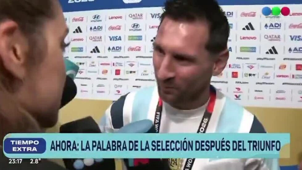 Messi ôm và nói đùa với ký giả Sofi Martinez