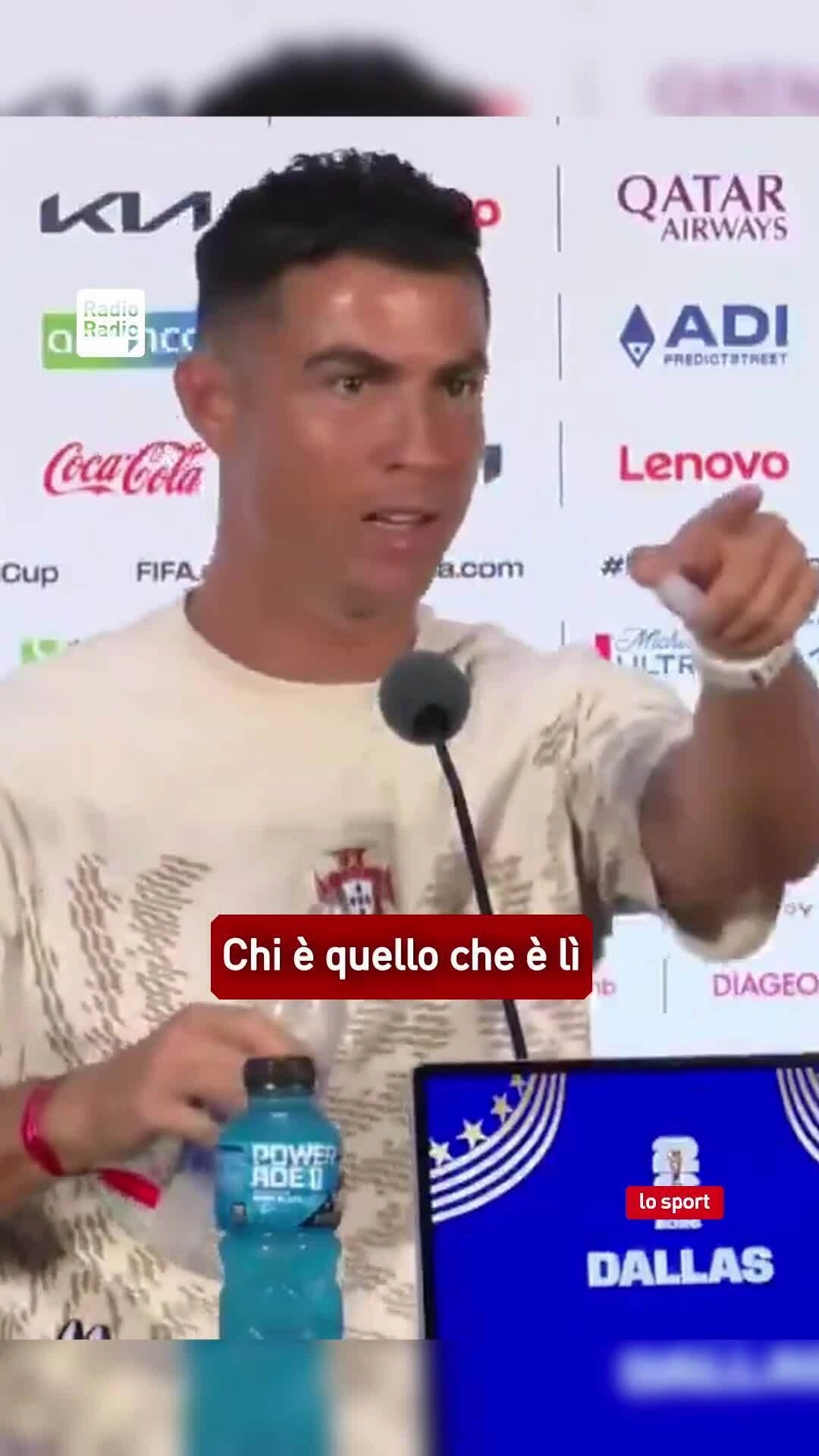 Ronaldo trong màn đôi co với nhà báo Brazil Marcelo Bechler