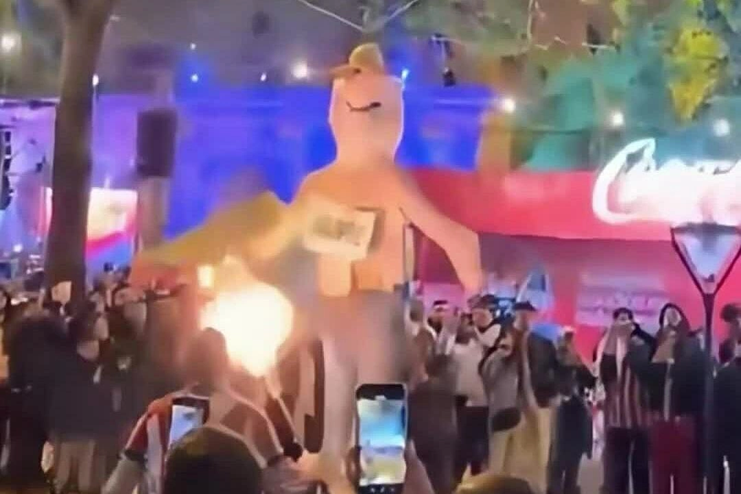 CĐV Paraguay đốt hình nộm Mbappe