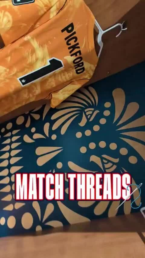 Bên trong phòng thay đồ của Anh