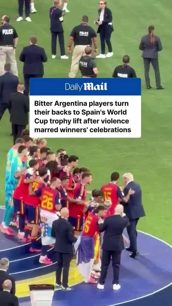 Argentina bị chỉ trích vì quay lưng khi Tây Ban Nha nâng Cup