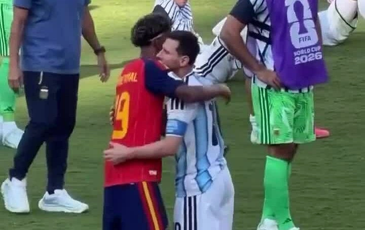 Yamal an ủi Messi