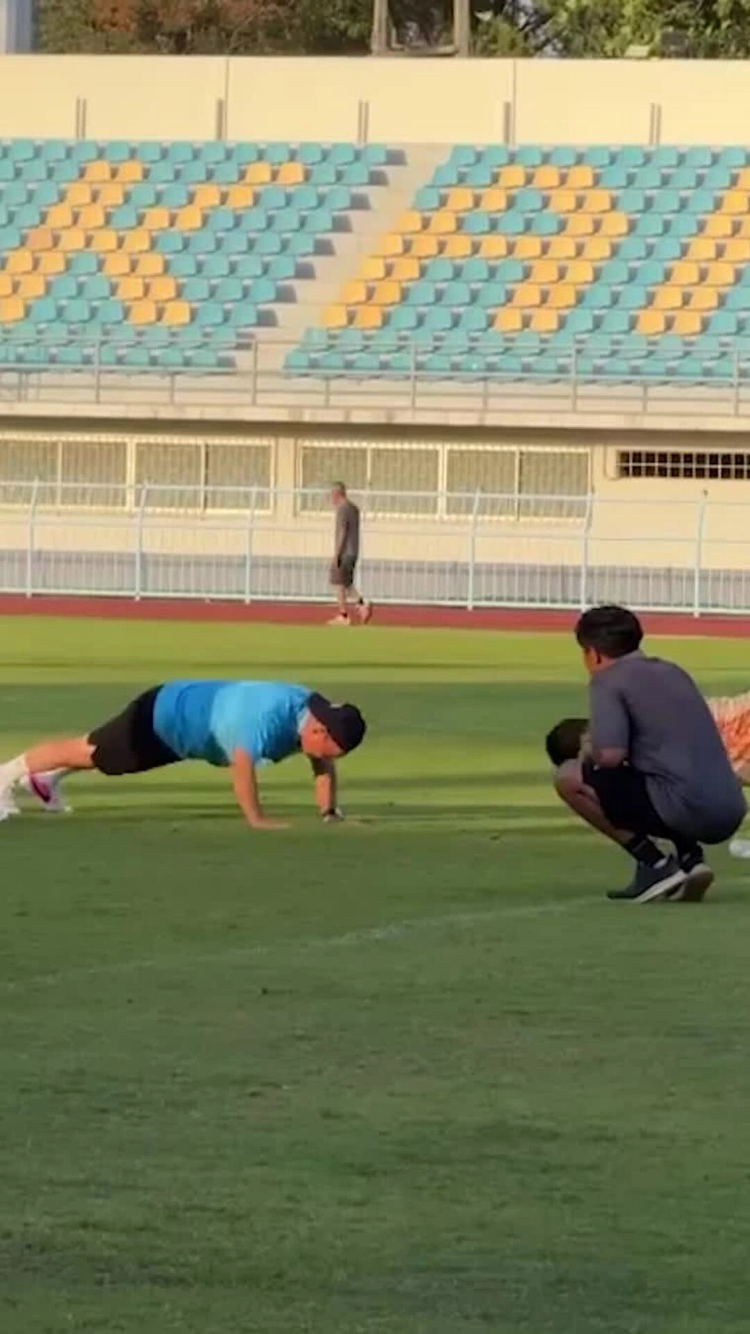 HLV Park Hang-seo thi chống đẩy với cầu thủ Kanchanaburi FC