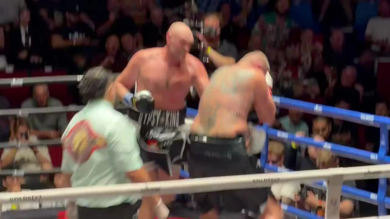 Tyson Fury hôn đối thủ