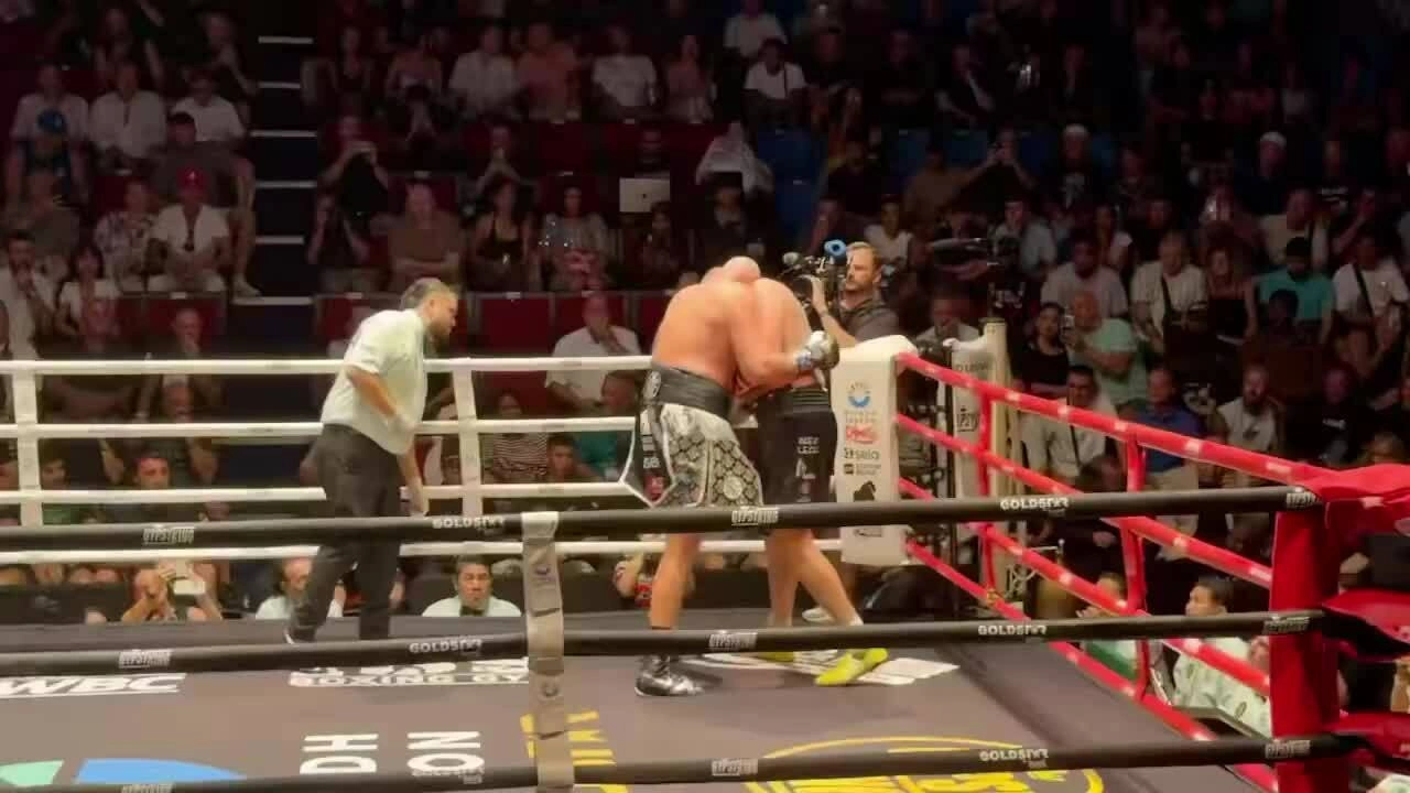 Tyson Fury thắng knock-out kỹ thuật ở hiệp bảy