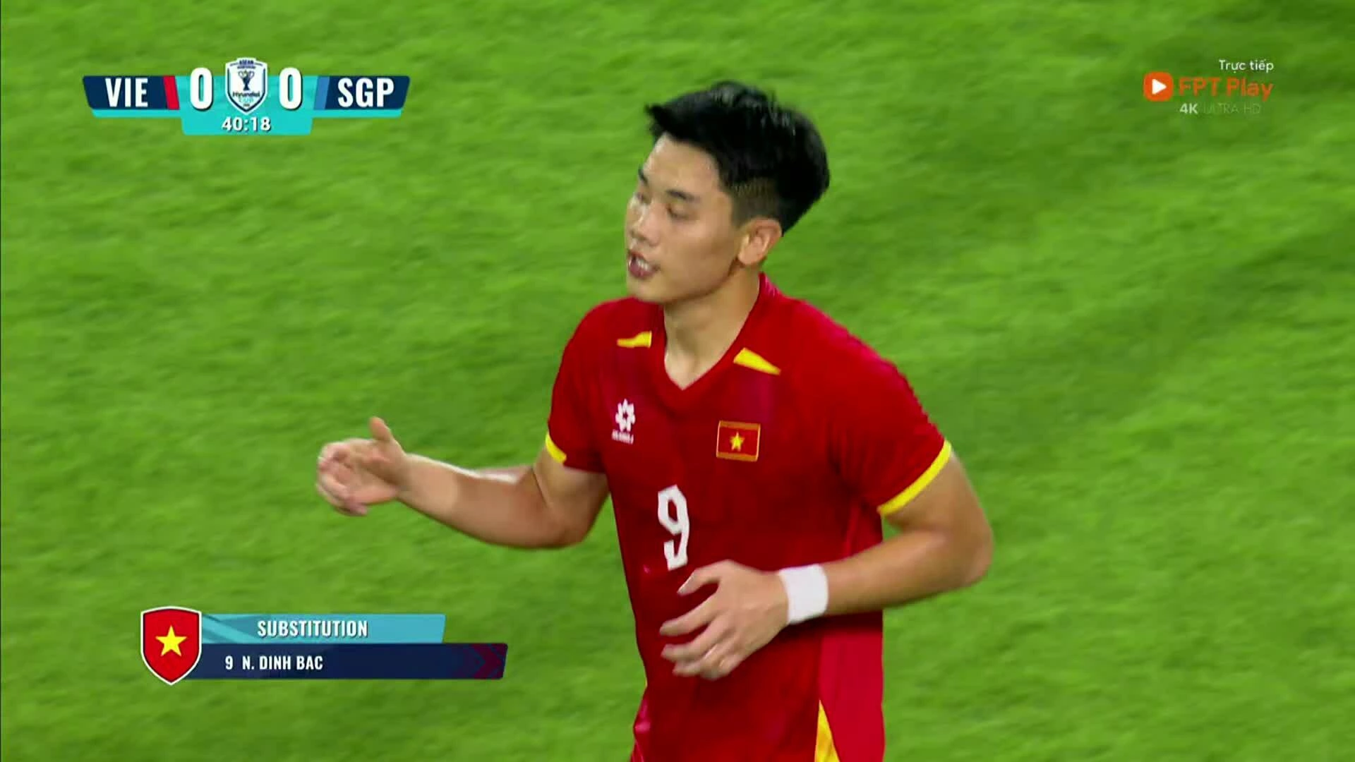 HLV Kim Sang-sik lườm Đình Bắc