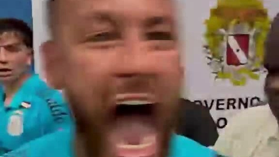 Neymar khiêu khích CĐV đối thủ