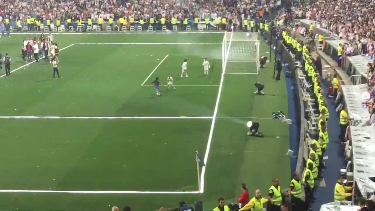 Con trai của Cristiano Ronaldo trổ tài đi bóng