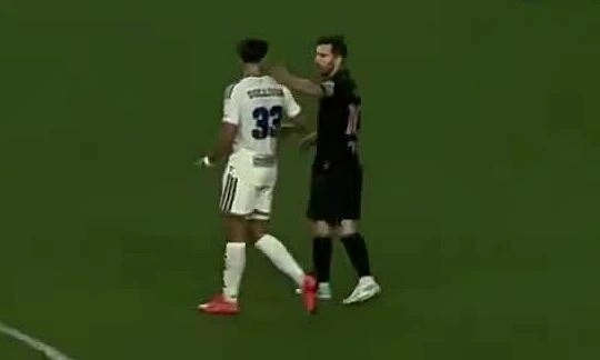 Messi vỗ đầu đối thủ 16 tuổi