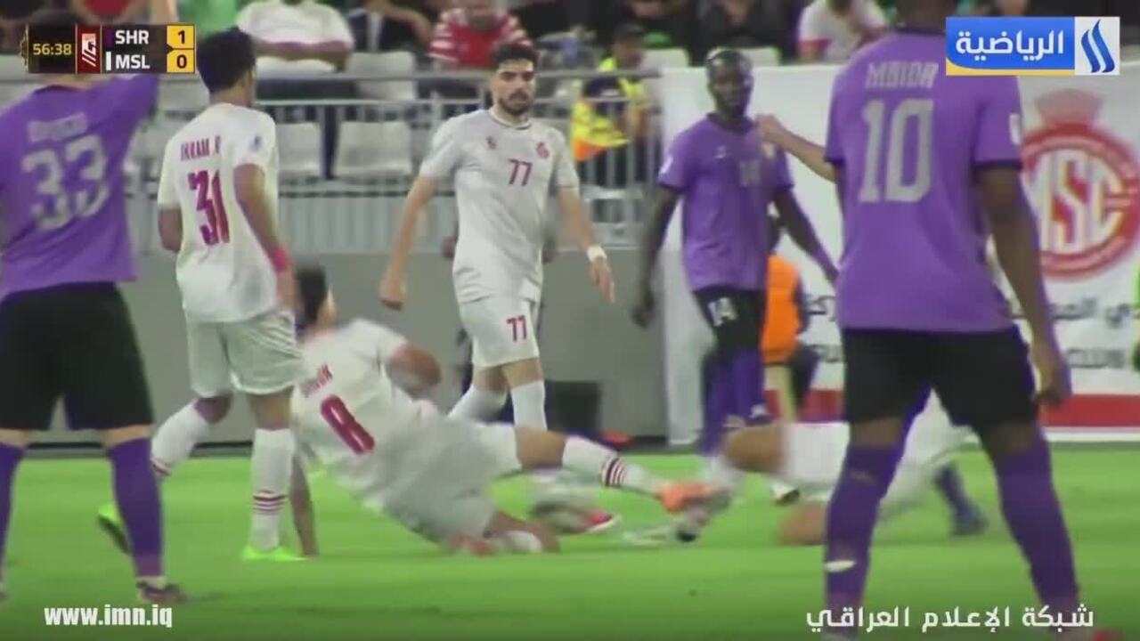 Cầu thủ gãy chân sau va chạm với đồng đội ở giải Iraq