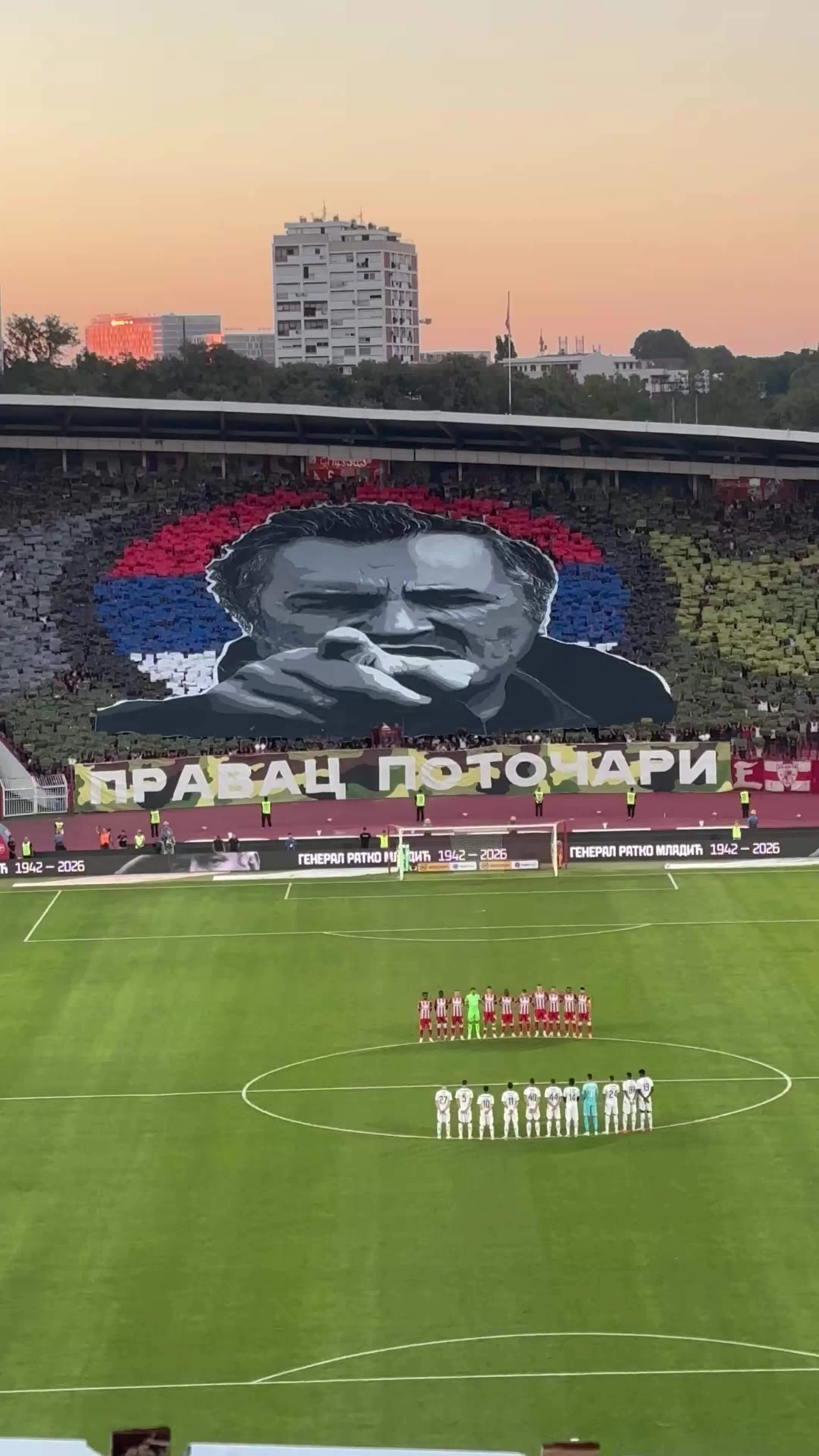 Trước giờ bóng lăn trận Crvena Zvezda - Partizan trên sân Rajko Mitic vào ngày 6/9, các CĐV chủ nhà đã giăng một bức tifo khổng lồ in hình Ratko Mladic ngay trong lúc hai đội tiến hành nghi thức một phút tưởng niệm. Video: Crvena Zvezda