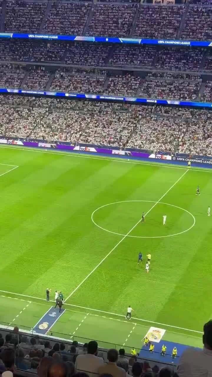 Vinicius chậm rời sân khiến Real phải đá thiếu người. Video: X / Llourinho