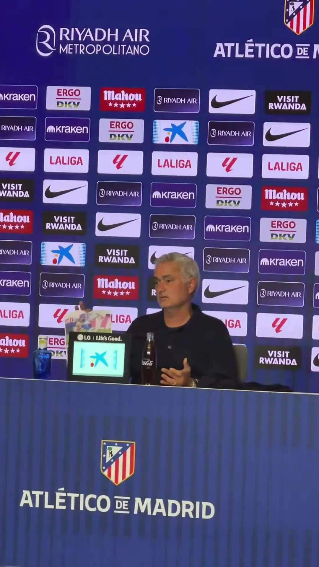 Mourinho mang ảnh cầu thủ Real bị phạm lỗi vào họp báo