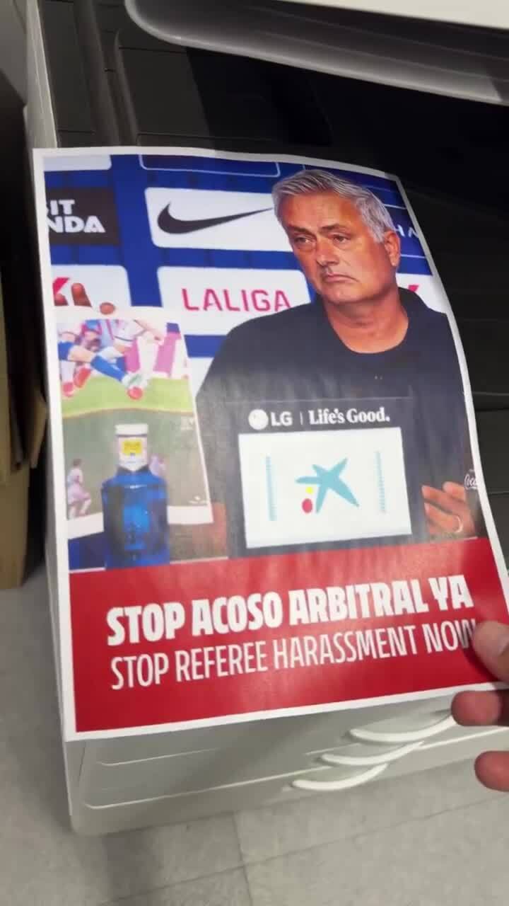 Atletico đăng video Mourinho ở buổi họp báo trên một tờ giấy được in từ máy in cùng thông điệp "Hãy chấm dứt ngay việc quấy rối trọng tài".