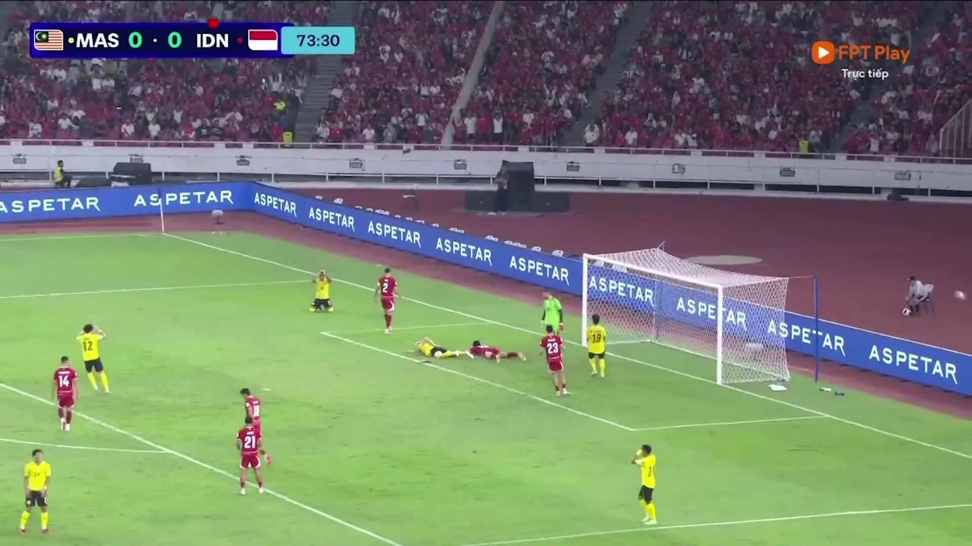 Indonesia cầm hòa Malaysia trong thế thiếu người