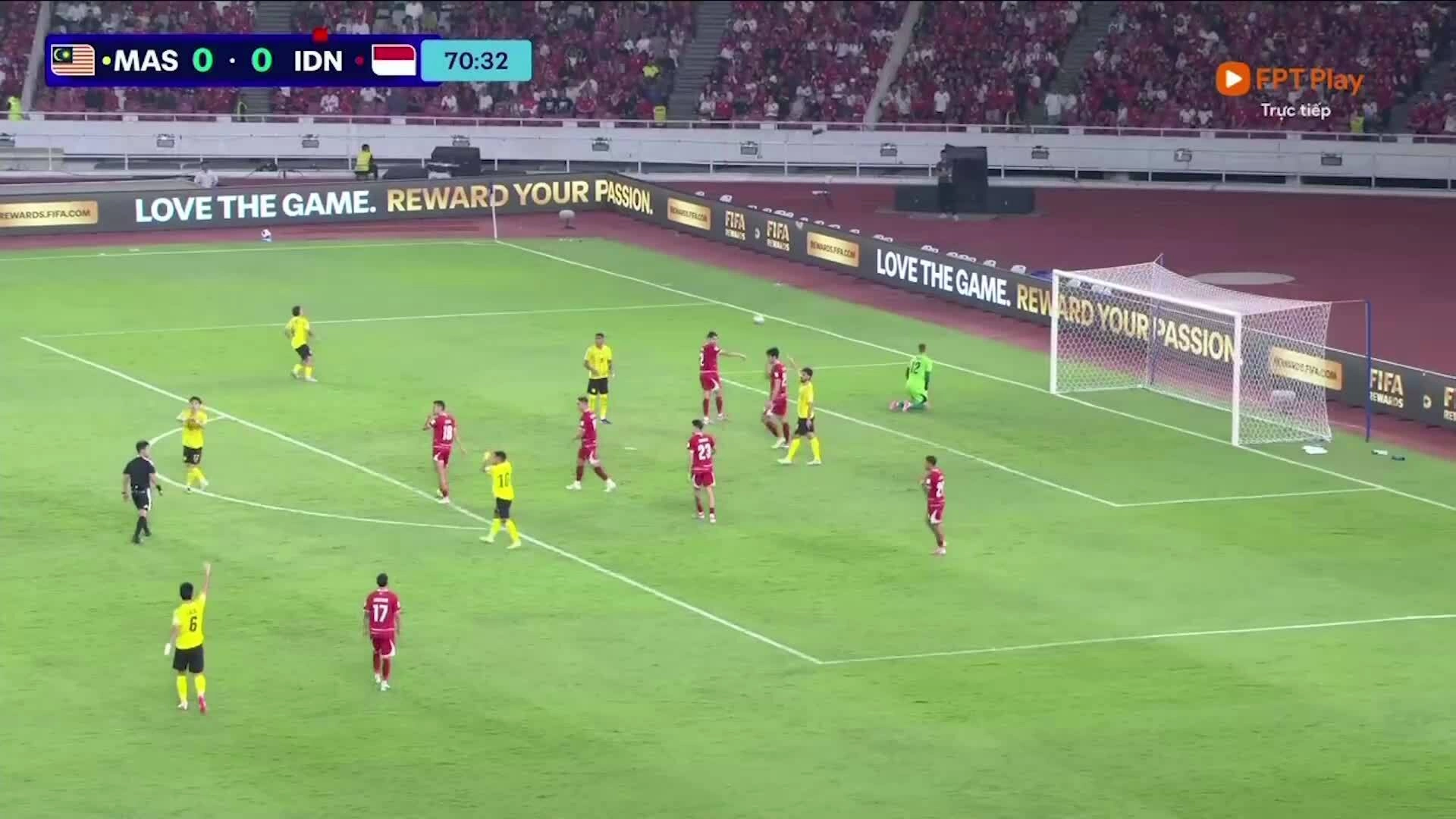 Indonesia cầm hòa Malaysia trong thế thiếu người